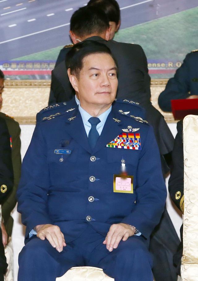 沈一鸣是"空军二级上将",现任参谋总长,曾任防务部门副手,"空军司令"