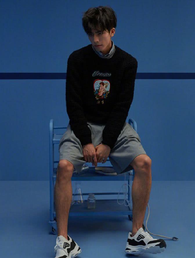 宋威龙得罪造型师了?裤子穿出五五分,比陈奕迅的哈伦裤更逗!