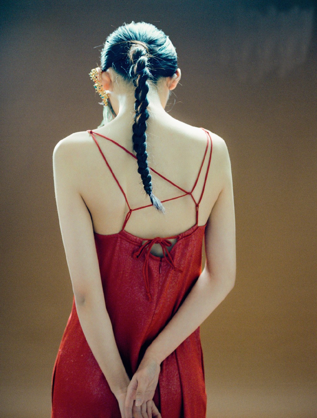 她是《流星花园》滕唐静,今穿红色吊带露美背,"三眼皮"超抢镜