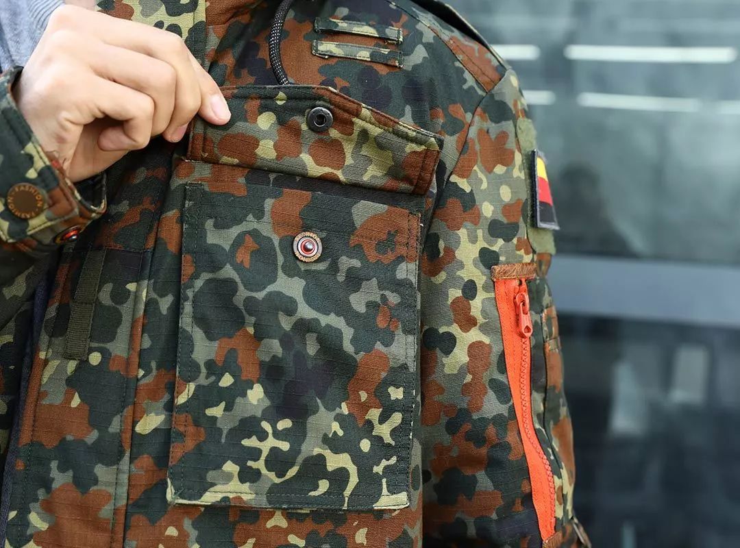 军迷老司机们的御寒挚爱:现代德军斑点迷彩大衣重装来袭