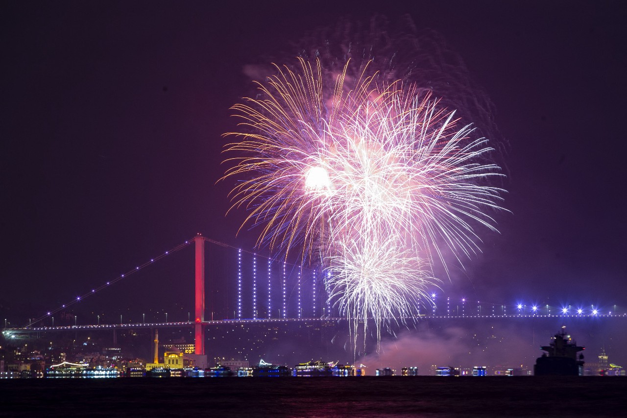 土耳其伊斯坦布尔新年庆祝活动中,7月15日烈士桥前燃放烟花