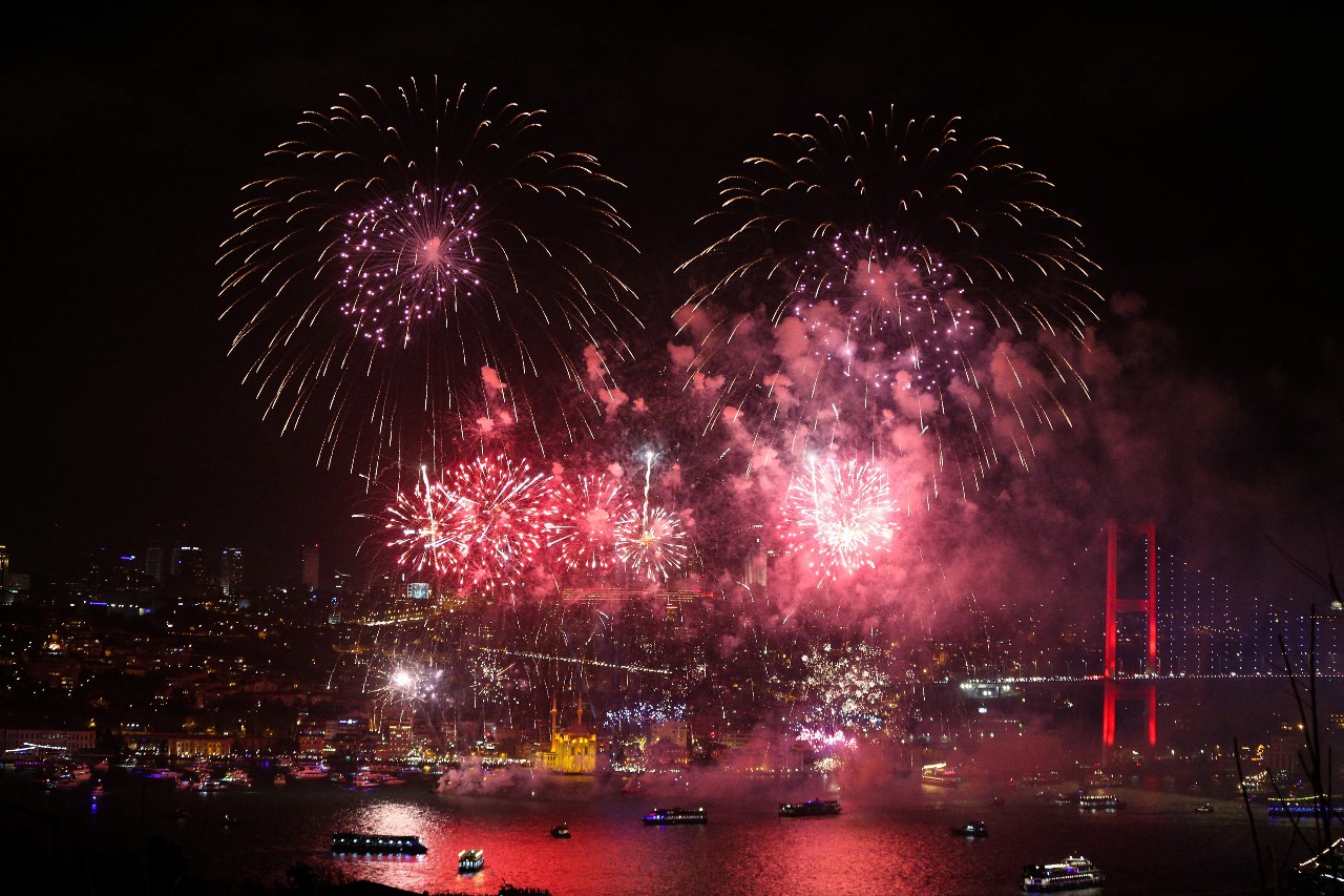 土耳其伊斯坦布尔新年庆祝活动中,7月15日烈士桥前燃放烟花