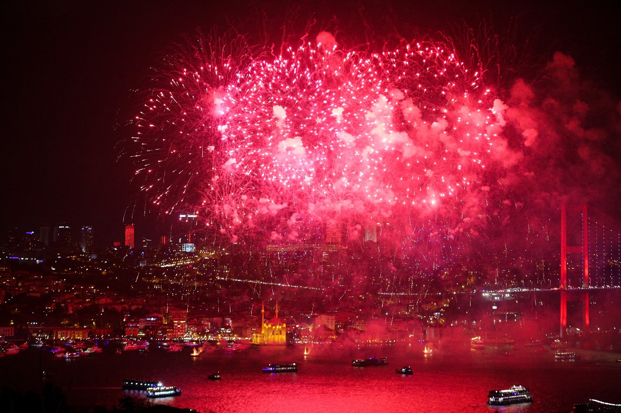 土耳其伊斯坦布尔新年庆祝活动中,7月15日烈士桥前燃放烟花