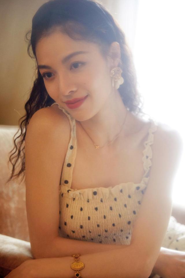 钟楚曦波点裙造型,甜美中又带着几分性感,真是可甜可媚啊