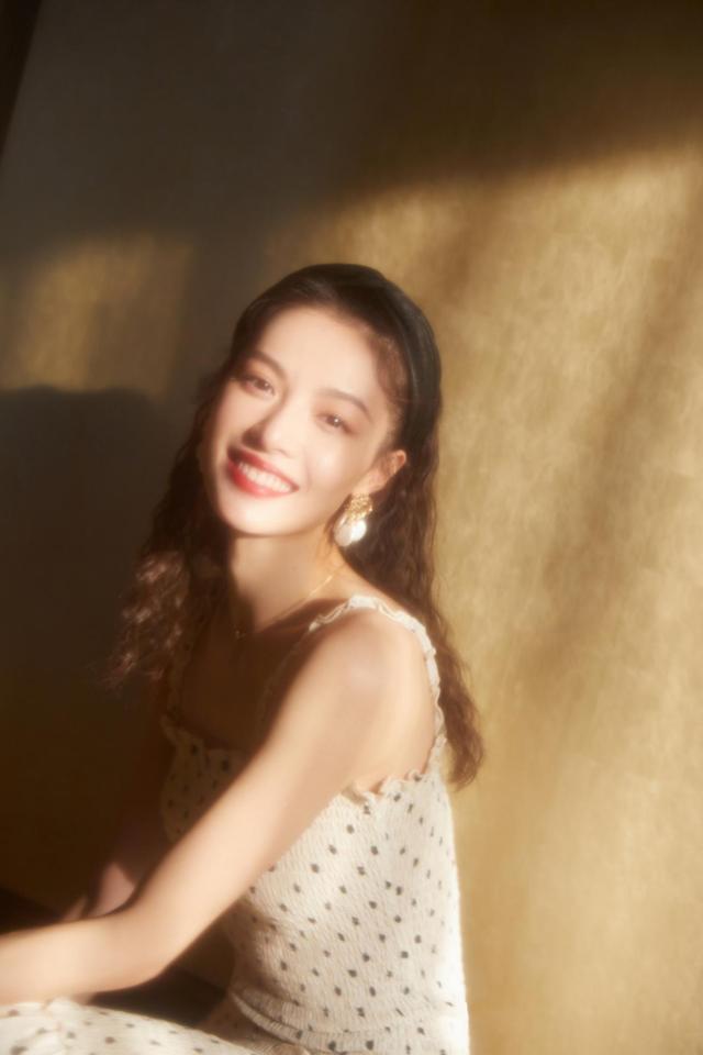 钟楚曦波点裙造型,甜美中又带着几分性感,真是可甜可媚啊