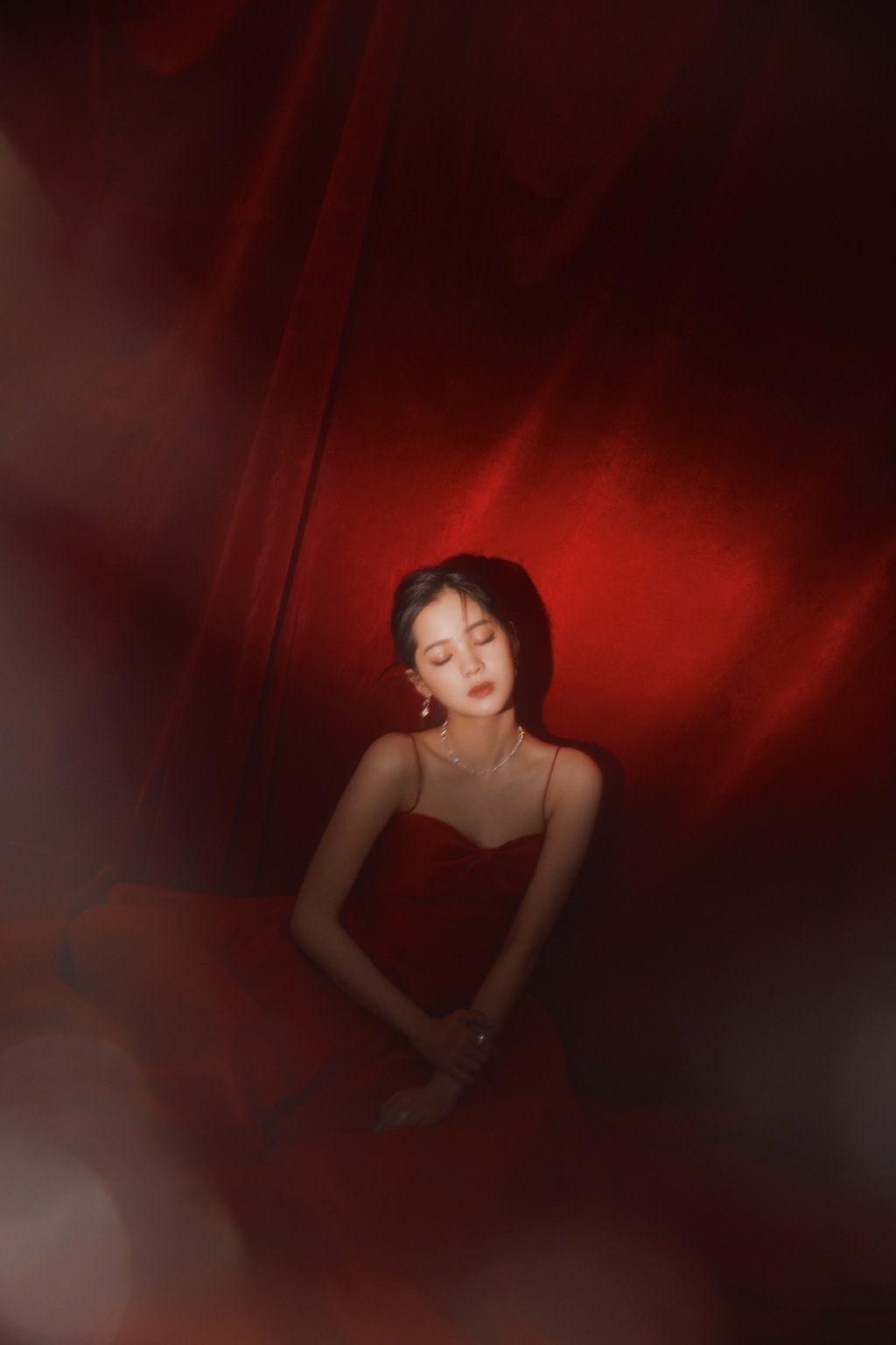 20岁欧阳娜娜美到骨子里,穿红色吊带裙,露香肩尽显优雅女人味