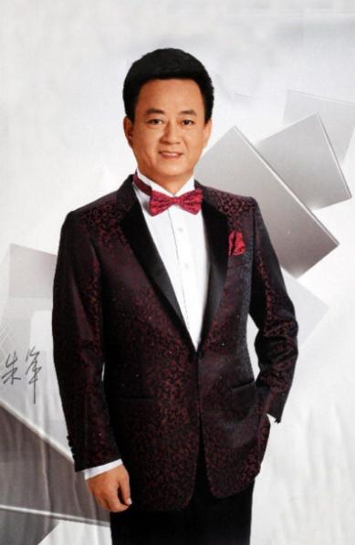 原"央视一哥"朱军,因"丑闻"销声匿迹,近日走穴捞金,精神好