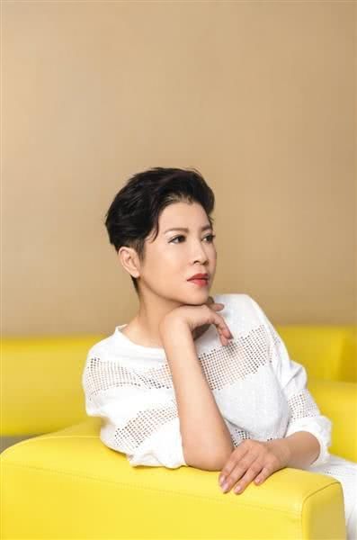 她6岁就登台唱歌22岁就是国家一级演员却被男友骗3千万