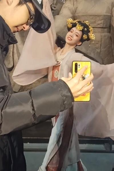 皮卡晨与男友甜蜜同框,看到"仙女装"的样子,四哥眼光真毒