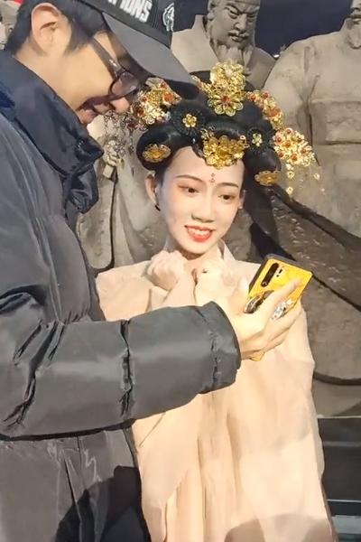 皮卡晨与男友甜蜜同框,看到"仙女装"的样子,四哥眼光真毒