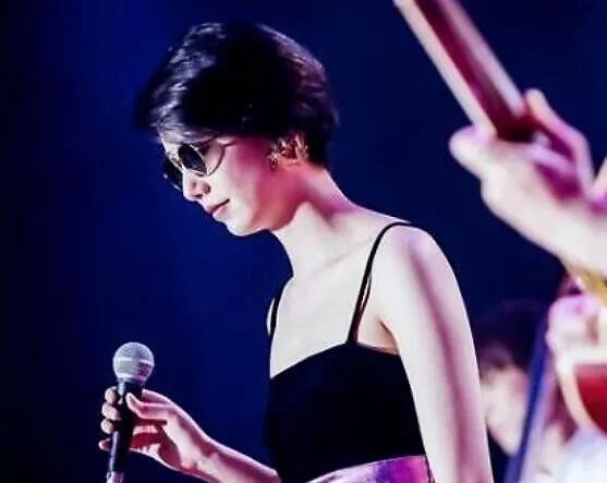 李亚鹏32岁女友状态真比不上王菲自拍照有不少白头发还显头皮