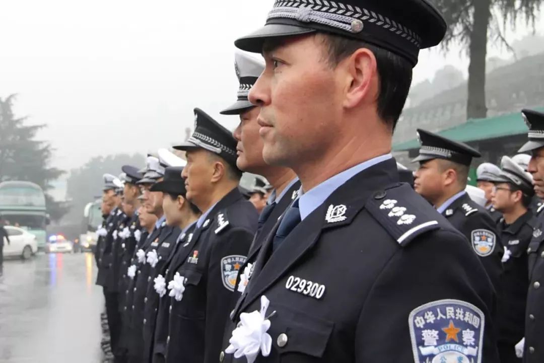 辅警平安夜查酒驾被撞牺牲,年仅24岁,告别现场战友泣不成声