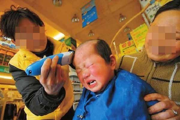 孩子一剪头发就哭,家长只会骂?别苛求了,不想理发是娃的天性