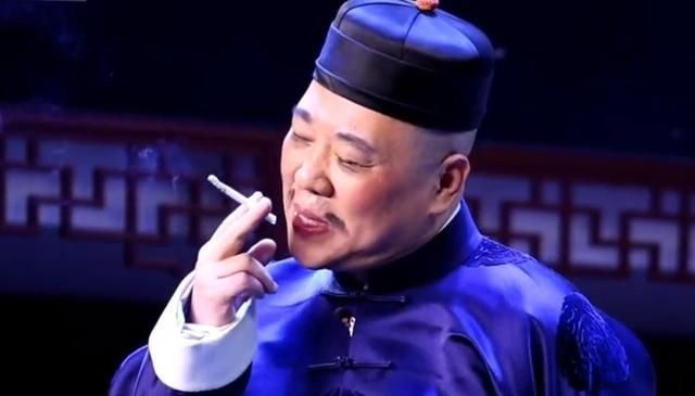 郭德纲终于活成了于谦这抽烟的姿势太销魂一看就是个老烟枪