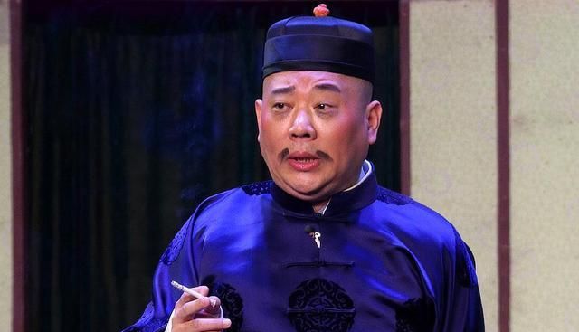 郭德纲终于活成了于谦这抽烟的姿势太销魂一看就是个老烟枪