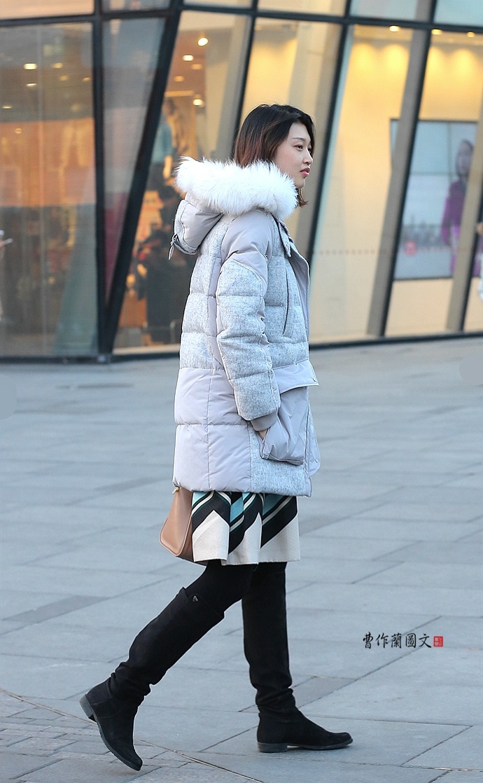 街拍:冬季穿短裙,美女不冷吗?