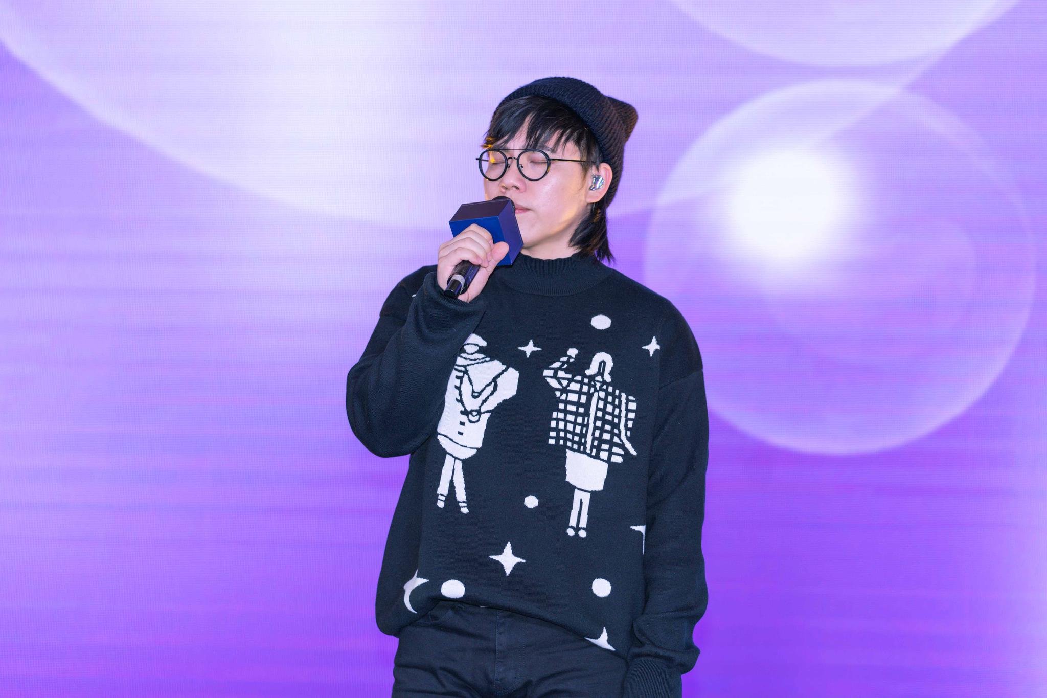 悠长的旋律,动感鲜明的节奏,带动了"好声音"海选现场所有人的热情