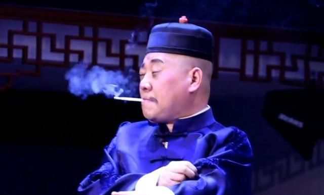 郭德纲终于活成了于谦这抽烟的姿势太销魂一看就是个老烟枪