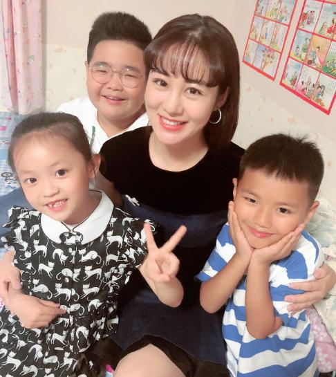 王小蒙毕畅近况晒乡村爱情片场合影26岁嫁富豪老公儿女双全