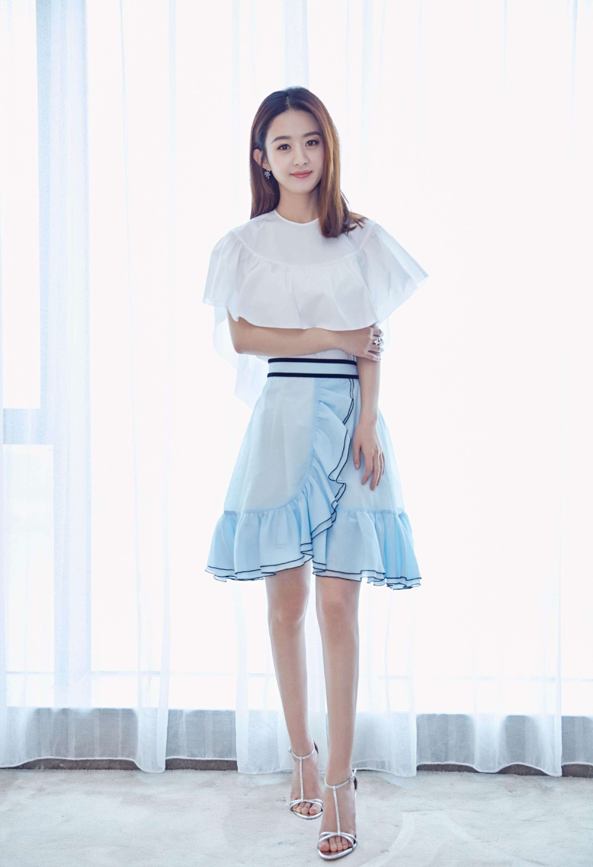 赵丽颖罕见秀恩爱穿米老鼠毛衣配牛仔裤同框冯绍峰笑成一朵花