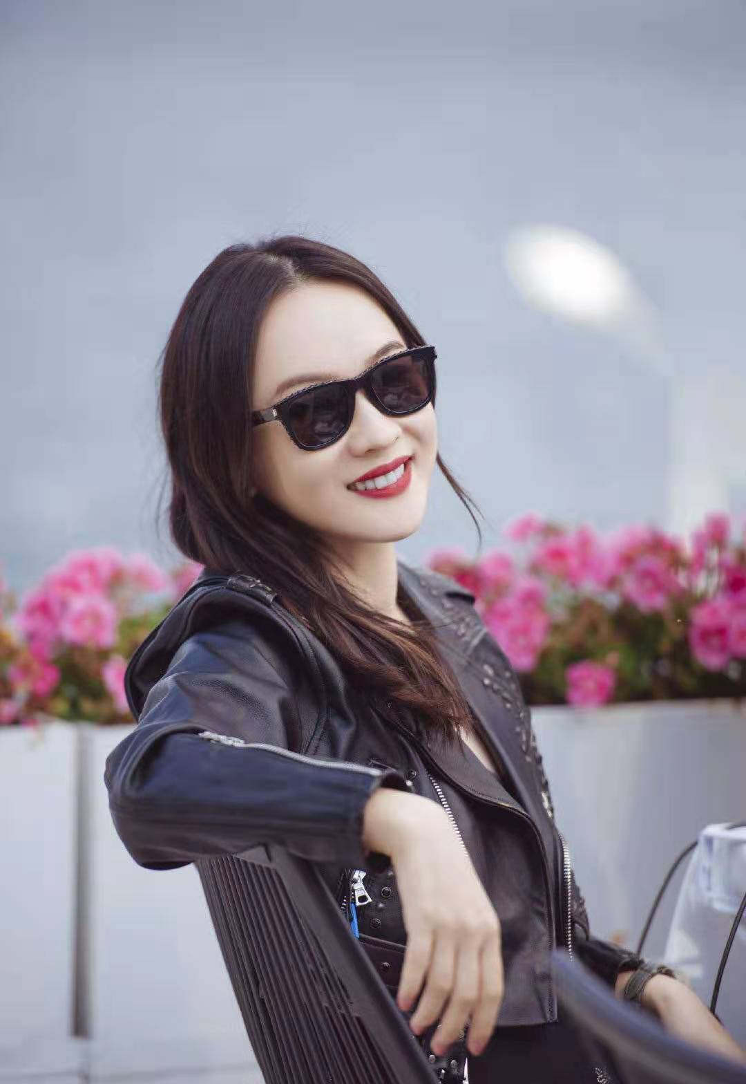 霍思燕《妻旅》造型不再软萌,穿皮衣涂红唇,霸气御姐范十足!