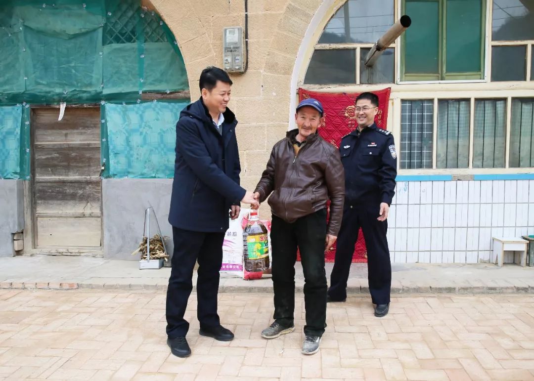 甘泉县政府副县长,公安局党委书记,局长郝杰走访看望贫困群众