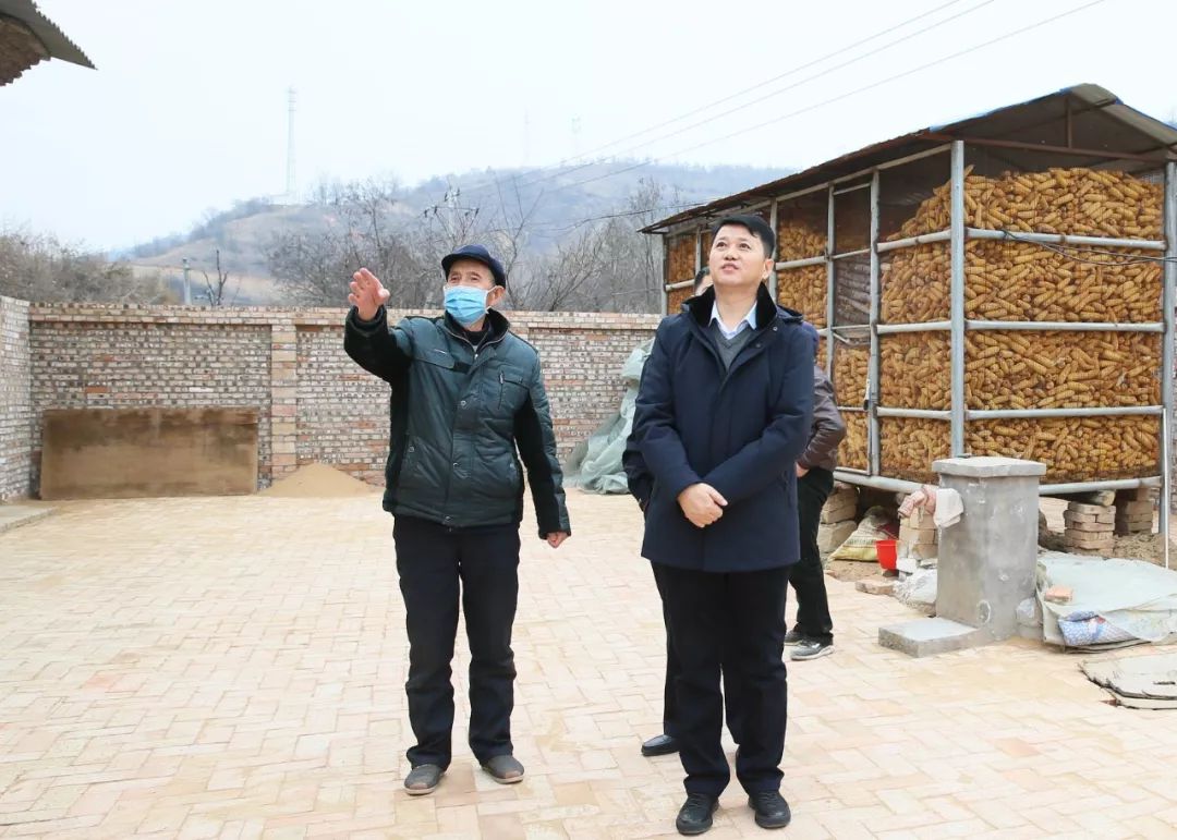 甘泉县政府副县长,公安局党委书记,局长郝杰走访看望贫困群众