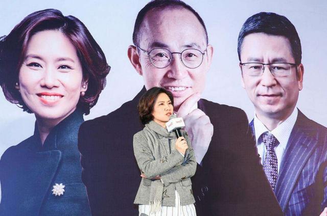 央视主持史小诺素颜候机,22岁网红女儿同行,母女神似宛如姐妹花