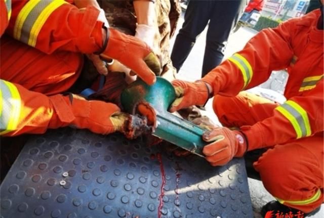 女子手不慎被卡绞肉机,消防成功施救