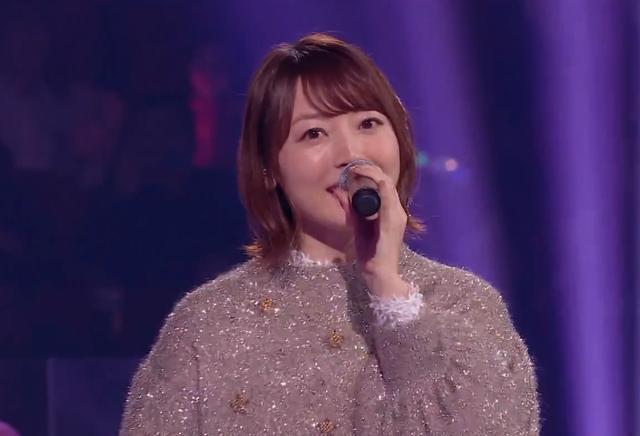 花泽香菜参加跨年晚会,晒出与成龙合照,网友:你的笑容呢?