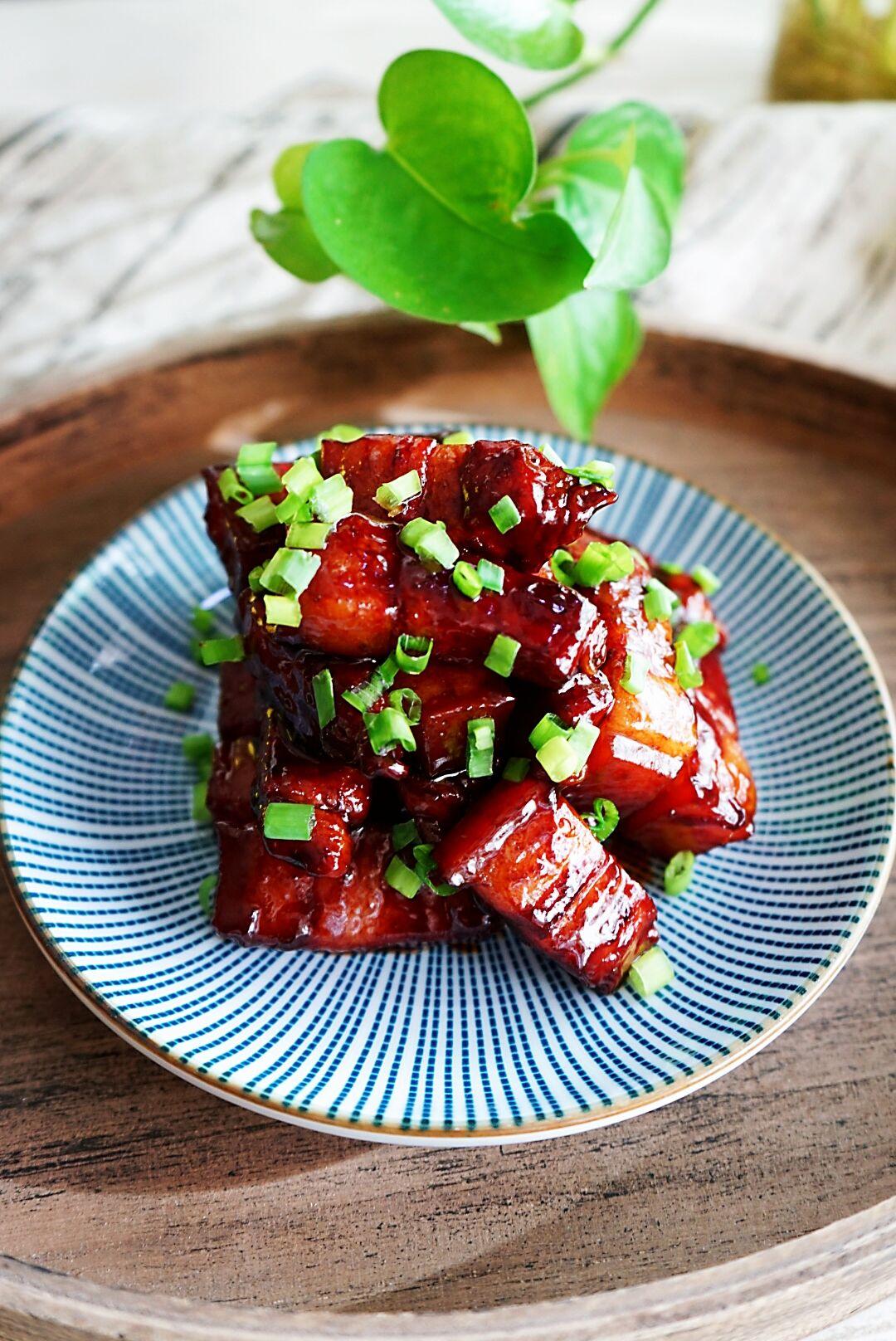 过节再节省,也少不了这道经典红烧肉,软糯香滑,全靠这三个步骤