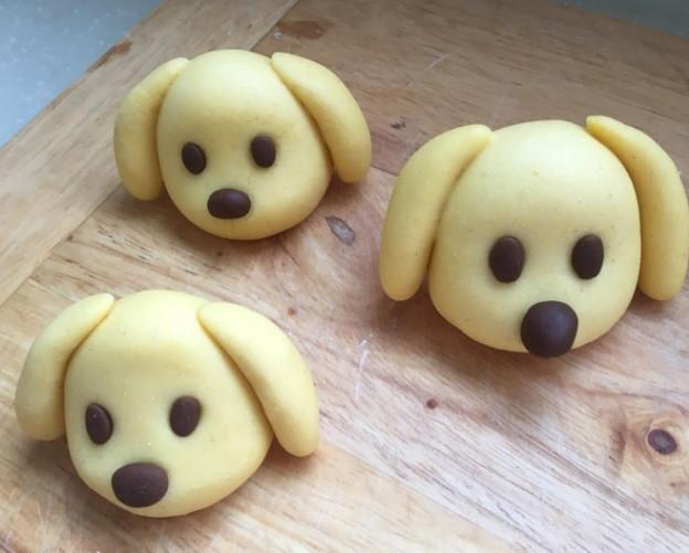 小狗馒头完成~~有多余的面团可以做成小小的鸡宝宝,也很可爱~巧克力画