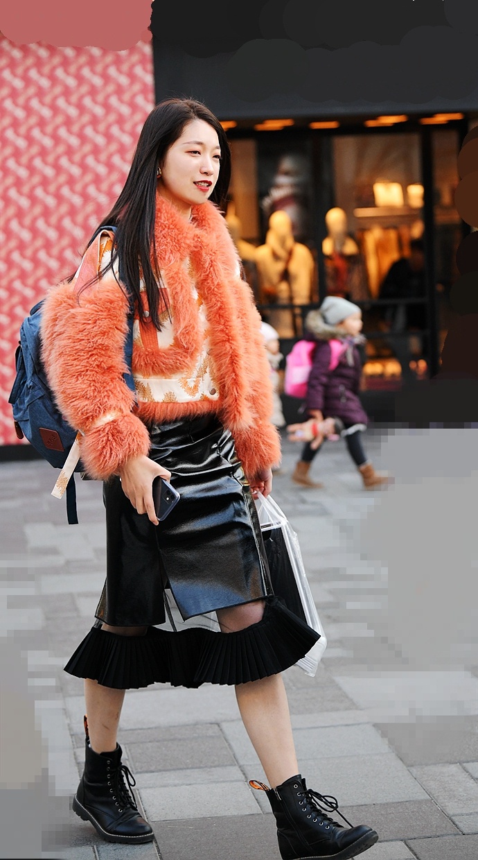 街拍:冬季穿短裙,美女不冷吗?