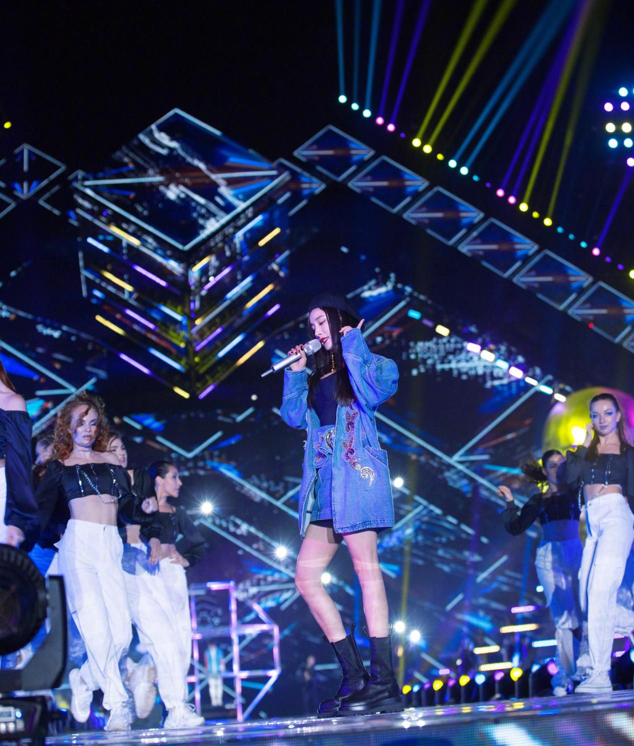 33岁杨幂全新造型亮相跨年演唱会,时尚酷炫穿搭slay全场