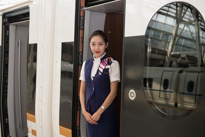 同样貌美如花中国空姐和高姐一个抢手一个愁嫁为何冰火两重天