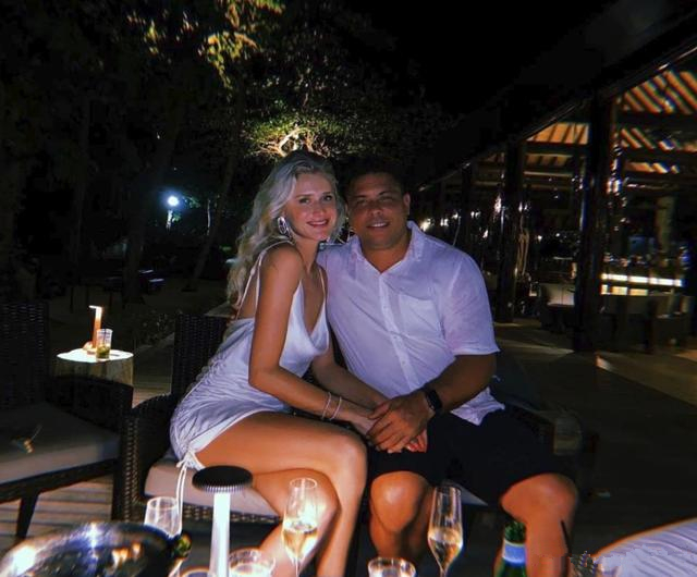 "外星人"罗纳尔多已胡子花白,小17岁娇妻穿吊带短裙吸睛