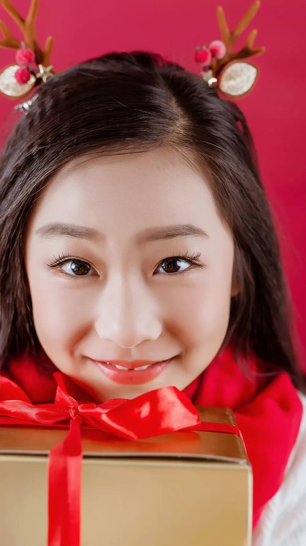 闪耀之星何昕玥获选2020国际华人少儿电视春晚小主持人