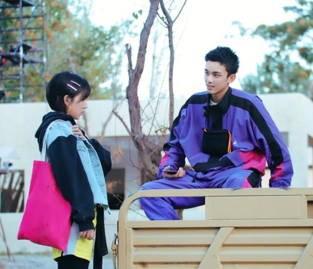 阚清子吴磊"破冰"晒照,穿学生情侣装,网友:和每个弟弟都配