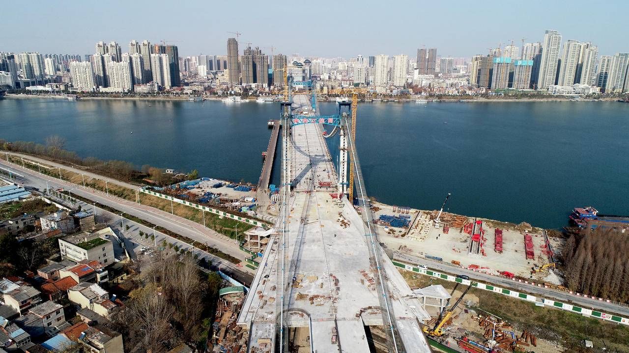 武汉市汉江首座三塔悬索桥,襄阳庞公大桥,全线贯通