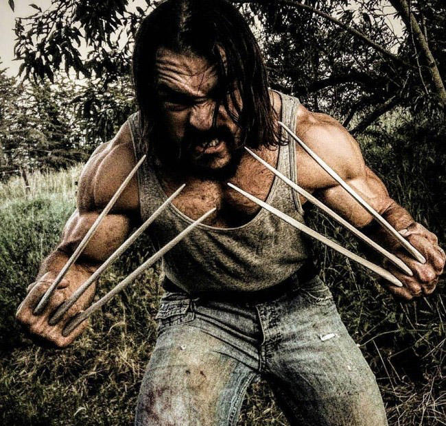 金刚狼是硬汉形象,为此drew就把自己练成了肌肉大汉,以此更加逼真.