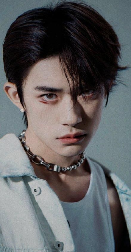 易烊千玺寸头造型登上杂志封面,表现力超强啊,酷到没朋友!