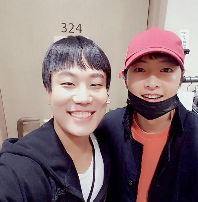 宋仲基看音乐剧超开心宋慧乔约友人叙旧双宋新年各得其乐