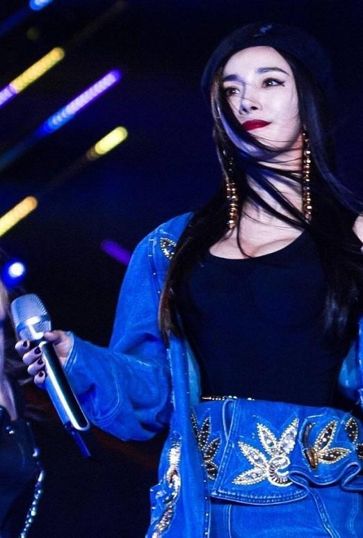 当初杨幂因为唱歌跑调被大家吐槽,所以她很少再唱歌,这一次突然改成