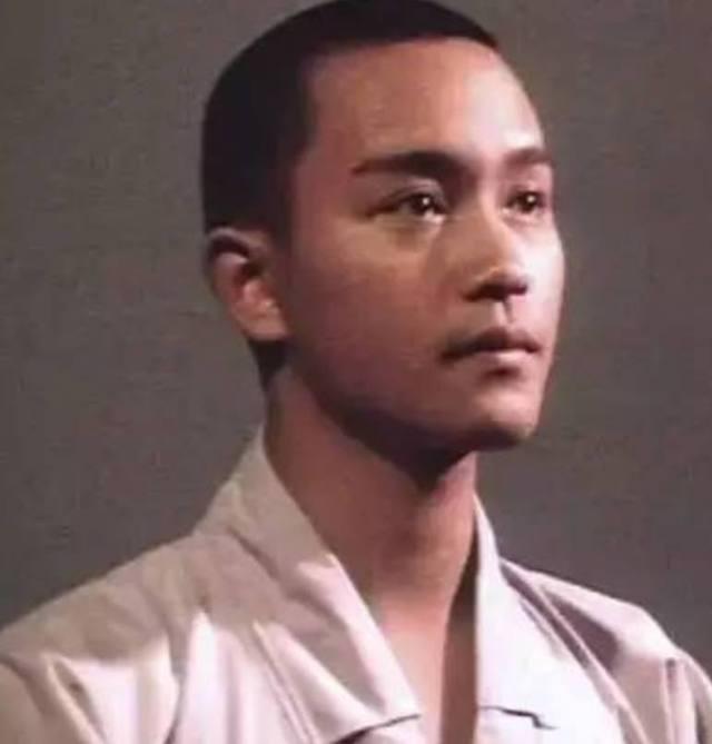 男明星帅不帅先剃个寸头看看全靠颜值撑起来的发型