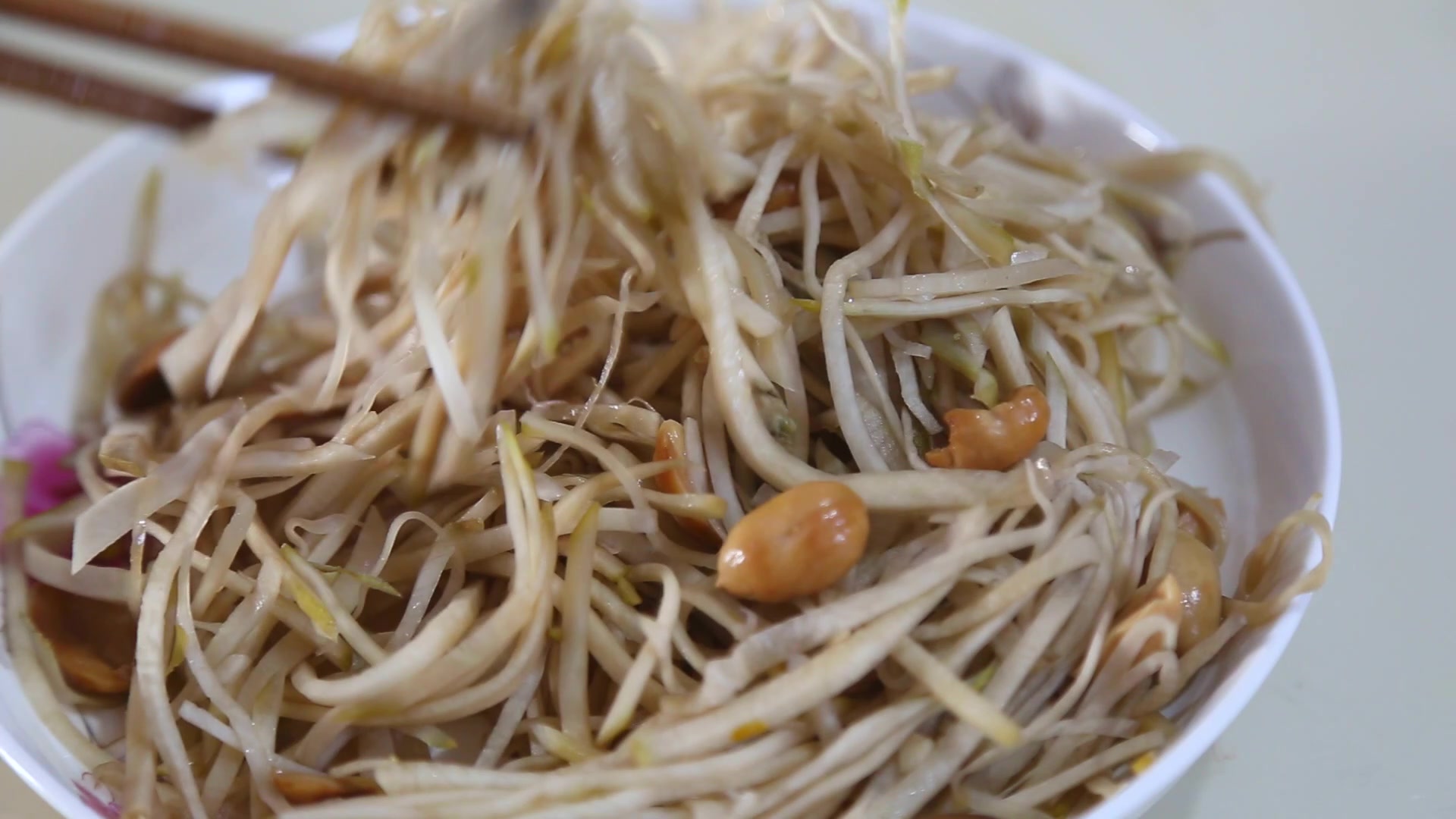 教你辣菜丝新做法,配上花生米,拱进鼻子里面辣劲十足,着实过瘾