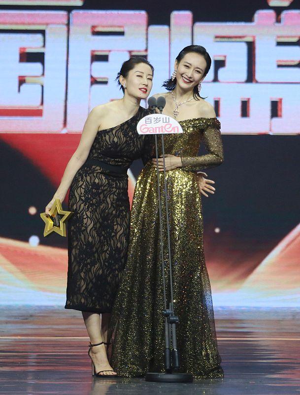 刘敏涛颜值气质真好,同框王鸥也不输,两人太有女人味了!