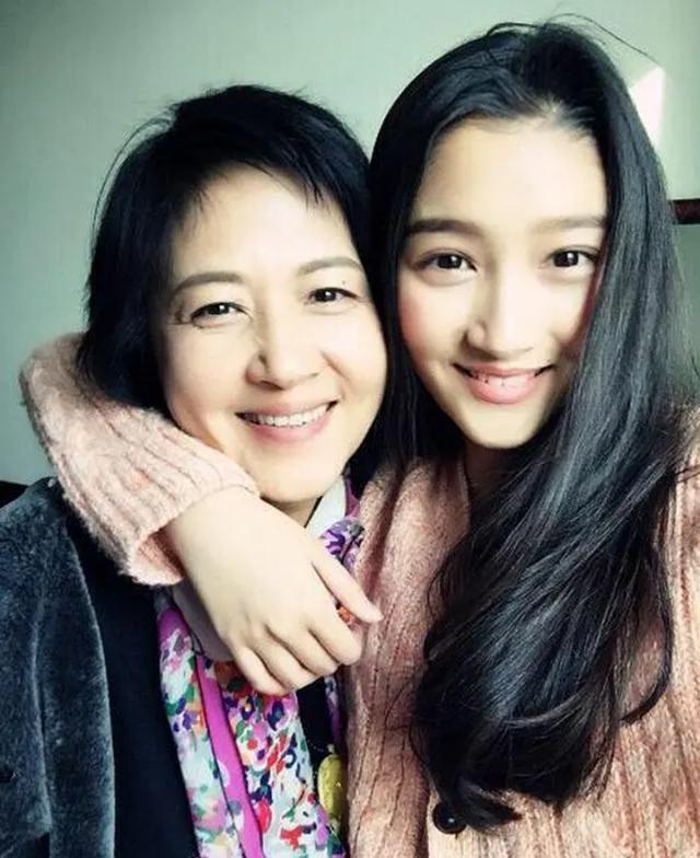 明星与父母合照,肖战妈妈好可爱,林俊杰的爸爸太酷了