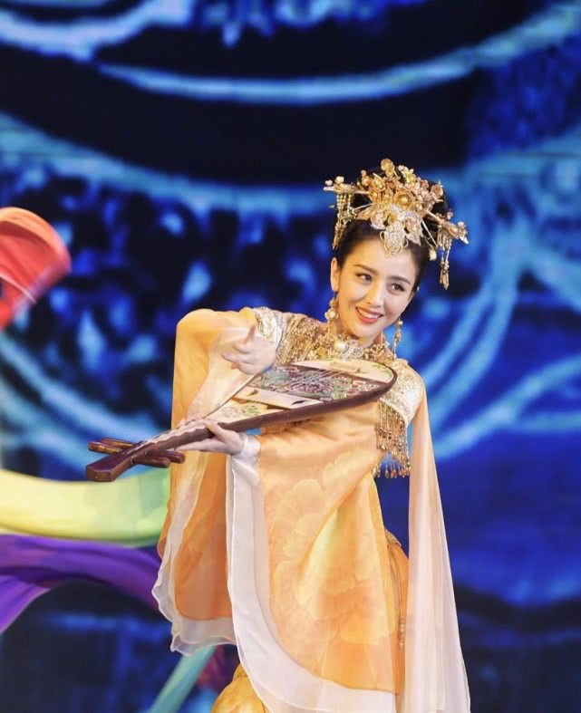 佟丽娅身上总是给人一种特别之处,她所跳的舞蹈真是有一种异域风情,在