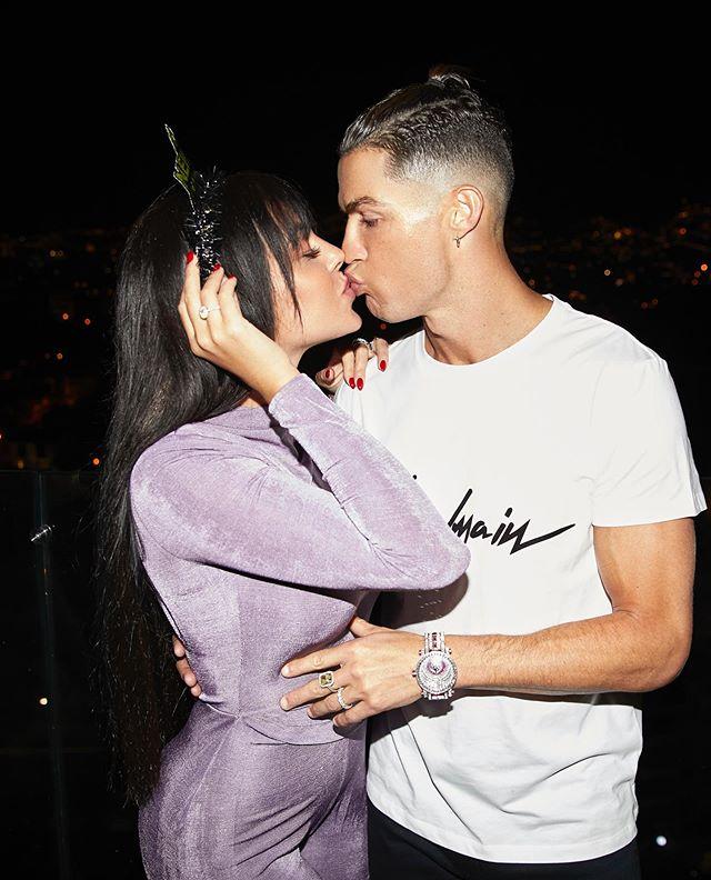 c罗和未婚妻甜蜜亲吻秀恩爱!乔治娜穿一身紫色凹造型秀曲线太拼