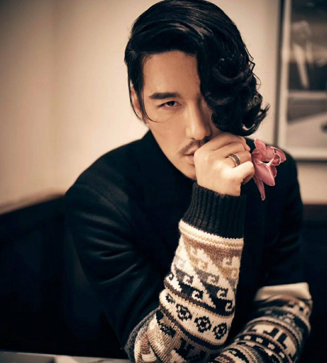 胡兵第十次启程伦敦时装周,一身英伦风造型变骑士,48岁帅气不减